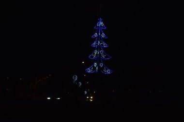 Işıklı mavi Noel ağacı