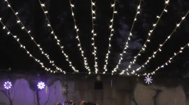 Noel pazarının üstündeki aydınlık çatı