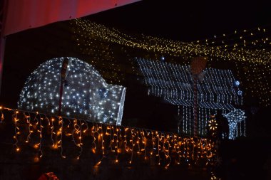 Eski bir tiyatroda Noel ışıkları