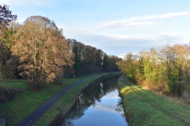 Sonbahar havasında küçük bir nehir kanalı manzarası