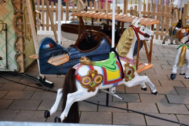 Noel pazarının caddesinde atlı karınca