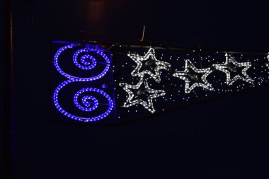 Karanlık arka planda noel ışıkları