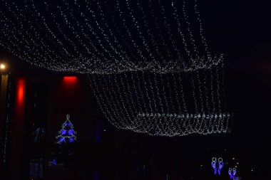 Siyah arka planda noel ışıkları.