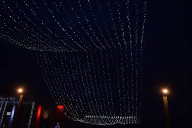 Gece gökyüzünde Noel ışıkları