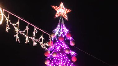 Pembe ve mor dönen Noel ağacı