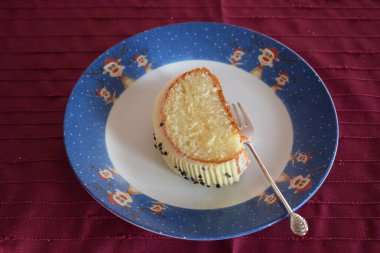 Bir parça Bche de Nol, üzerinde çatal olan bir Noel pastası.