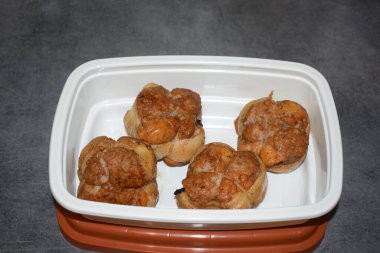 Bir kasede fırınlanmış paupilletler