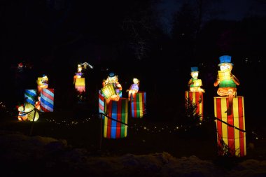 Geceleri Noel süsleri, fiyonklu renkli kutular.