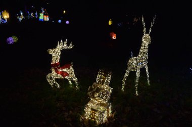 Gece arkaplanındaki Noel süsleri