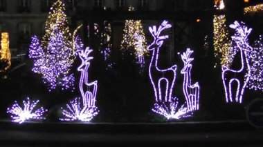 Trafik çemberinde ren geyiği Noel ışıkları