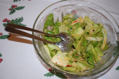 Beyaz tabak taze sebze salatası