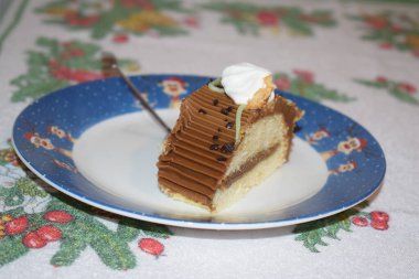 Kremalı ve çikolatalı pasta.