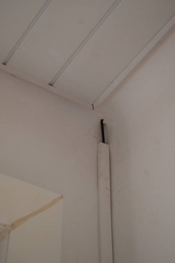 Tavanı ve beyaz tavanı olan binanın içi.