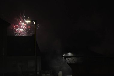 Gece gökyüzünde havai fişekler