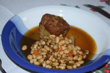 Fasulyeli domuz güveci.