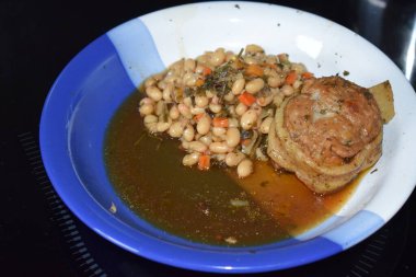 Beyaz fasulye ve soslu doldurulmuş et.