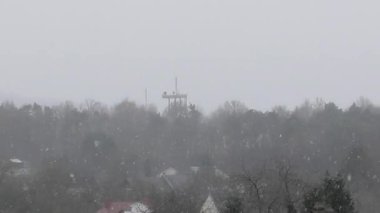 Köyün üstünde kar fırtınası var Schoeneck.