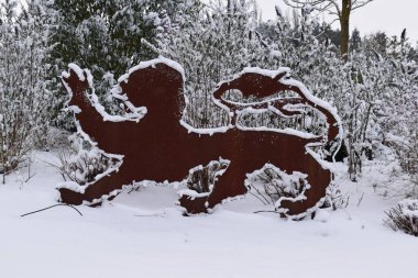 Karla kaplı ağaçlarla kaplı kış manzarası