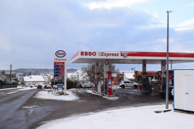 Kışın çok karlı bir benzin istasyonu.