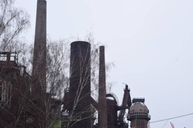 Fabrika bacası ve ağaç..