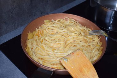 Ev yapımı, tavalı ve peynirli spagetti.