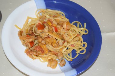 Tabağında et olan spagetti.