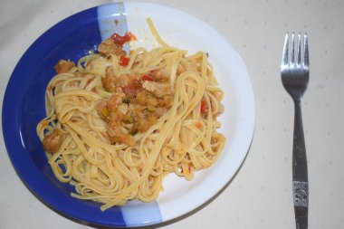 Etli ve kabaklı spagetti