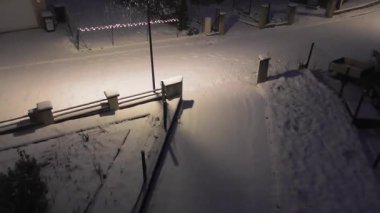 Dikenli cadde ve garaj yoluna kar yağıyor.