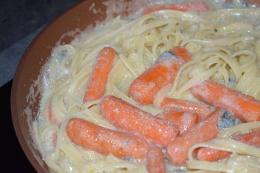 Mavi peynir soslu havuçlu spagetti.