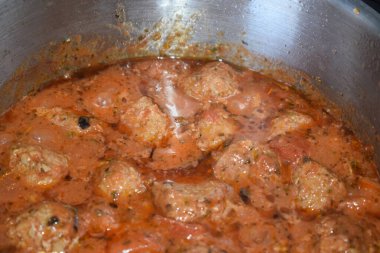 Soslu köfte pişirmek.