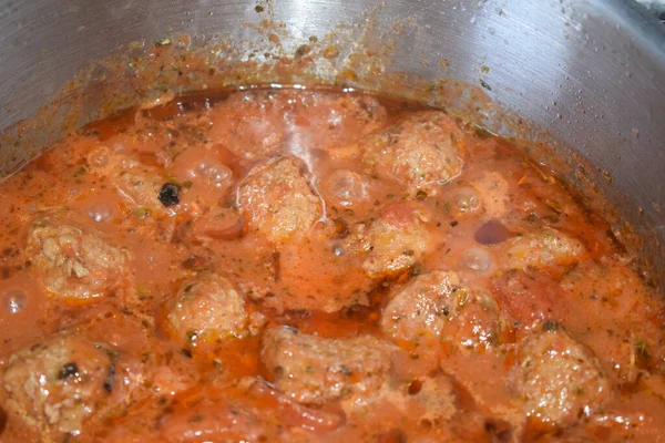 Kızartma tavasında köfte pişirmek