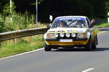 Özel bir sahneye giden klasik rali arabası, Opel Ascona, 1980 'ler.