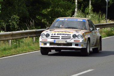 1980 'lerin Opel Manta, Jim Beam tasarımı özel bir sahneye giden klasik rali arabası.