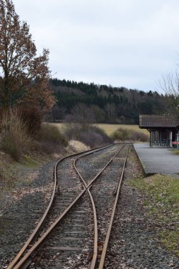Kışın bir Eifel köyünde, yalnız ve kapalı bir tren istasyonu.