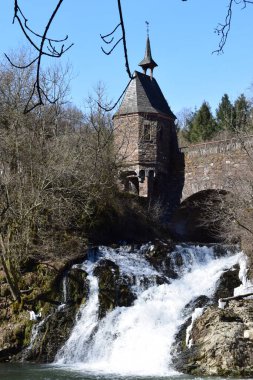 Pyrmont 'taki Elz köprüsündeki eski kilise.