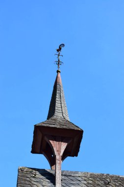 Mavi gökyüzü olan eski bir ahşap kilisenin alçak açılı görüntüsü.