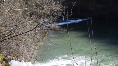 Kışın büyük ve küçük Elztal şelalesi olan sakin bir göl.