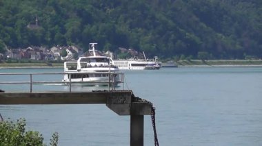 Ren 'de Koblenz yakınlarında tur botları.