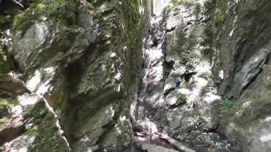 Almanya 'da Koblenz yakınlarında Lahntal' daki Ruppets Klamm şelalelerinde ve şelalelerinde yol alıyoruz.