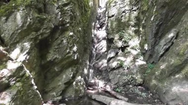 Almanya 'da Koblenz yakınlarında Lahntal' daki Ruppets Klamm şelalelerinde ve şelalelerinde yol alıyoruz.