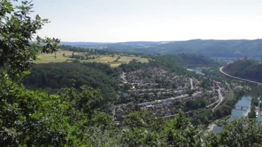 Lahnstein ve Ren nehri boyunca uzanan nehir kıyısına kadar uzanır.