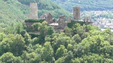 Burg Thurant ve Alken ile Mosel Vadisi manzarası
