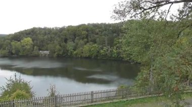 Sonbaharda Almanya 'da Ulmener Maar boyunca manzara