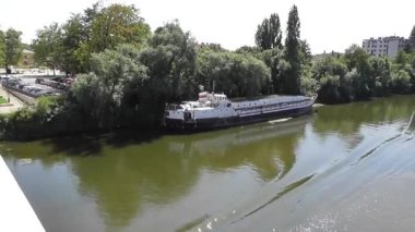 Moselle Thionville 'de Yazın nehirde eski bir gemiyle