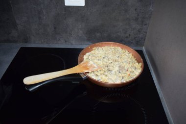 Tavada vejetaryen kuskus ve mantar var.