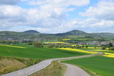 Dağlardaki yol manzarası
