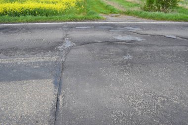 Kırsalda kötü bir yol.