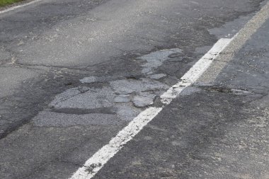 asfalt yol ile çatlaklar