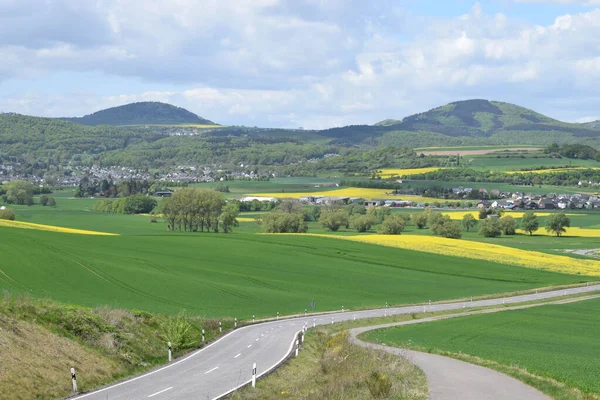 Thuer ve Kottenhheim köyleri olan bir Eifel vadisine giden yol.
