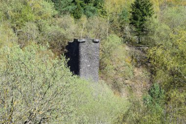 Terk edilmiş bir taş ocağındaki vinç üssünün yıkılması.